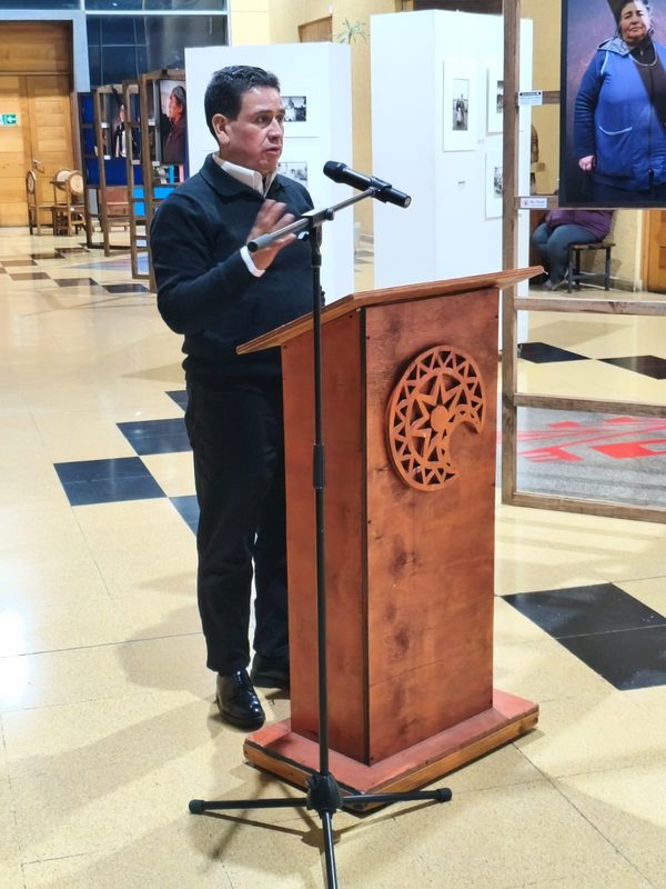 Exposición fotográfica Imágenes que remiten a sus raíces del artista mapuche Rafael Railaf en el Centro Cultural de Lautaro