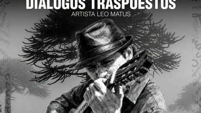 El músico Leonardo Matus sosteniendo su guitarra campesina durante una presentación en el Centro Cultural Lautaro.