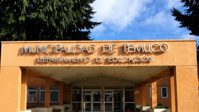 Fachada de la Escuela Rural Mollulco en Temuco mientras apoderados exigen soluciones a las autoridades