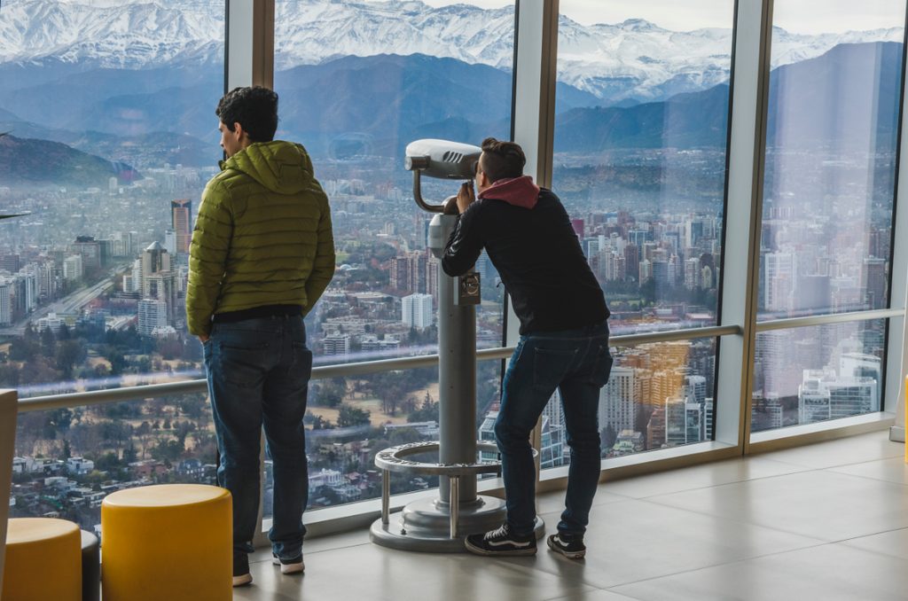 Turistas internacionales visitando paisajes naturales icónicos en Chile durante el 2026