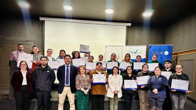 Trabajadores del Hotel Enjoy Pucón recibiendo sus certificados de competencias laborales de ChileValora