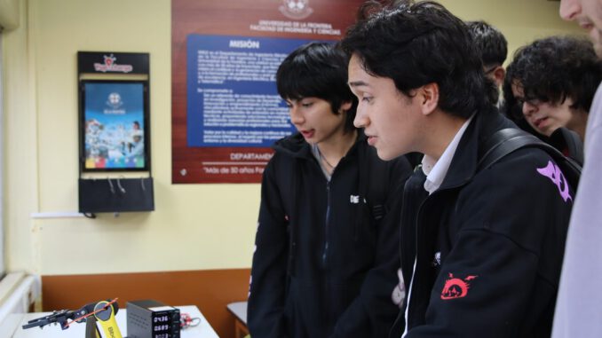 Estudiantes de enseñanza media participando en actividades prácticas y recorriendo laboratorios en la facultad de ingeniería de la Universidad de La Frontera
