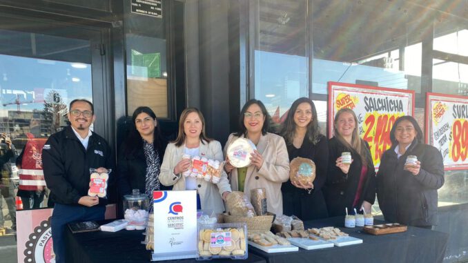 Productos de emprendedores locales exhibidos en las góndolas del supermercado Súper Oferta en Temuco