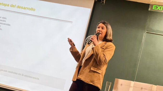 Psicóloga explicando el uso responsable de smartphones y dispositivos móviles en niños y adolescentes.