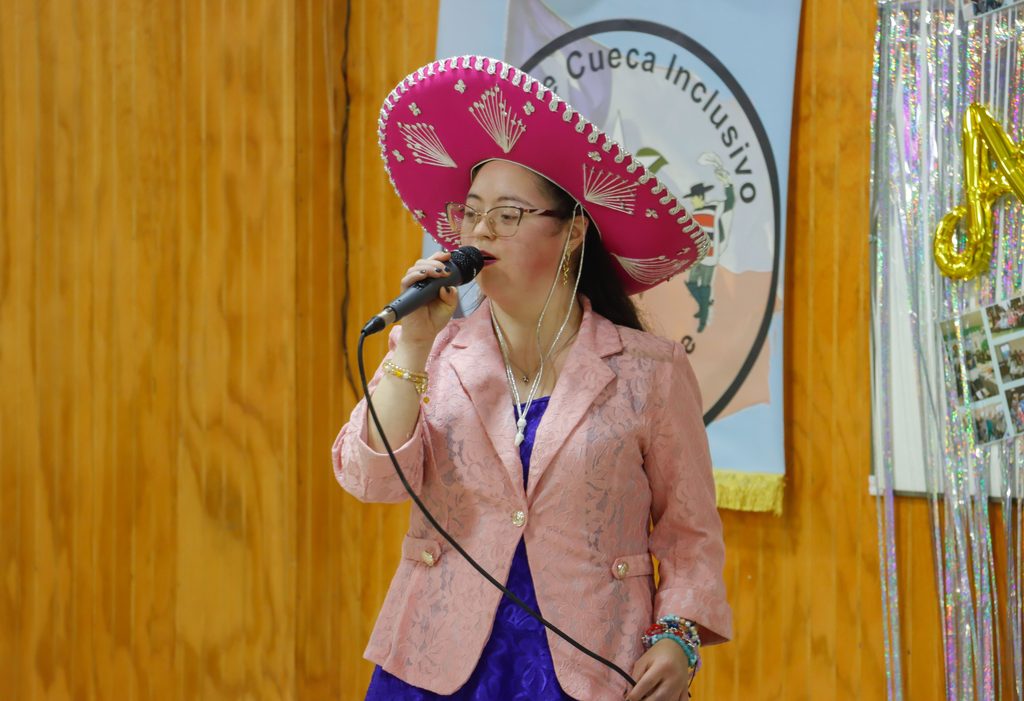 Integrantes del Club de Cueca Inclusiva La Flor de Chile durante su gala de aniversario en Villarrica
