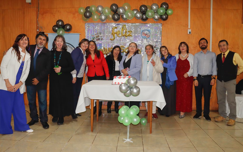 Integrantes del Club de Cueca Inclusiva La Flor de Chile durante su gala de aniversario en Villarrica