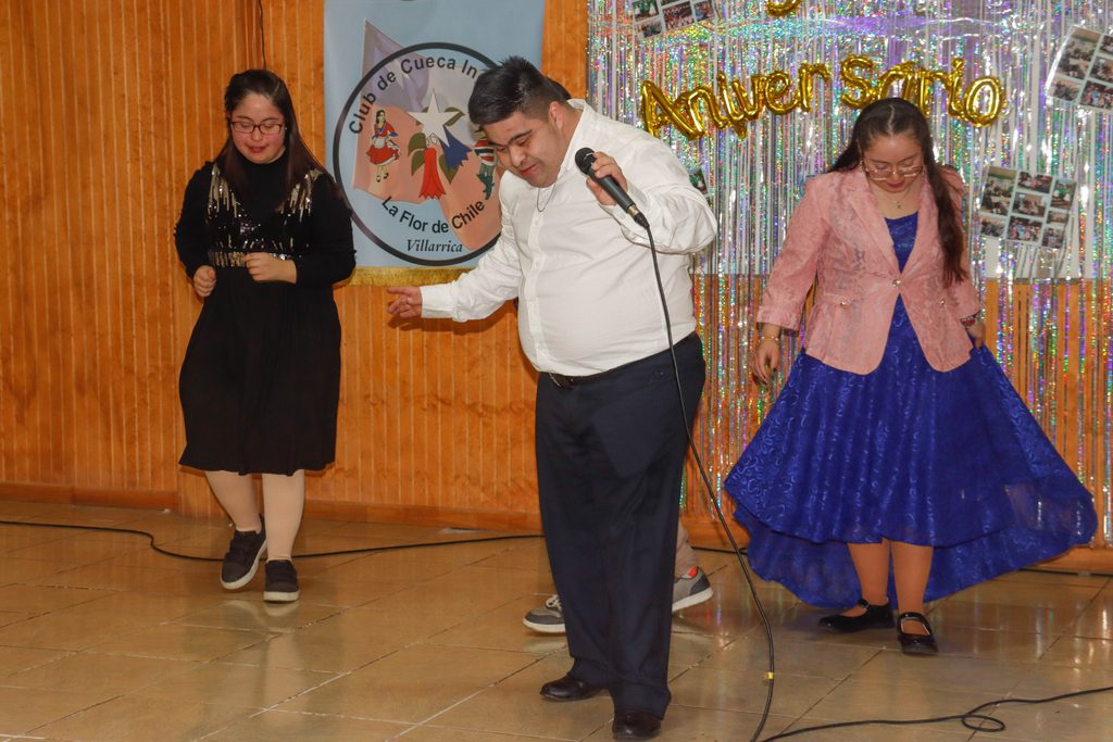 Integrantes del Club de Cueca Inclusiva La Flor de Chile durante su gala de aniversario en Villarrica