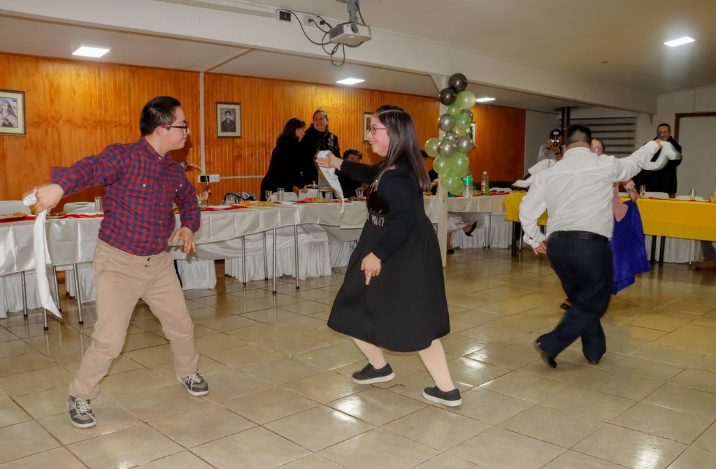 Integrantes del Club de Cueca Inclusiva La Flor de Chile durante su gala de aniversario en Villarrica