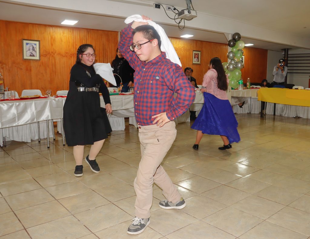 Integrantes del Club de Cueca Inclusiva La Flor de Chile durante su gala de aniversario en Villarrica