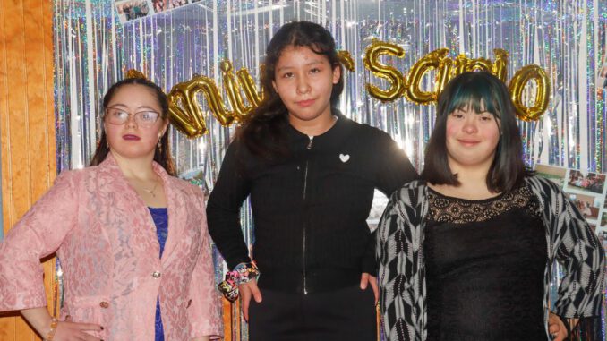 Integrantes del Club de Cueca Inclusiva La Flor de Chile durante su gala de aniversario en Villarrica