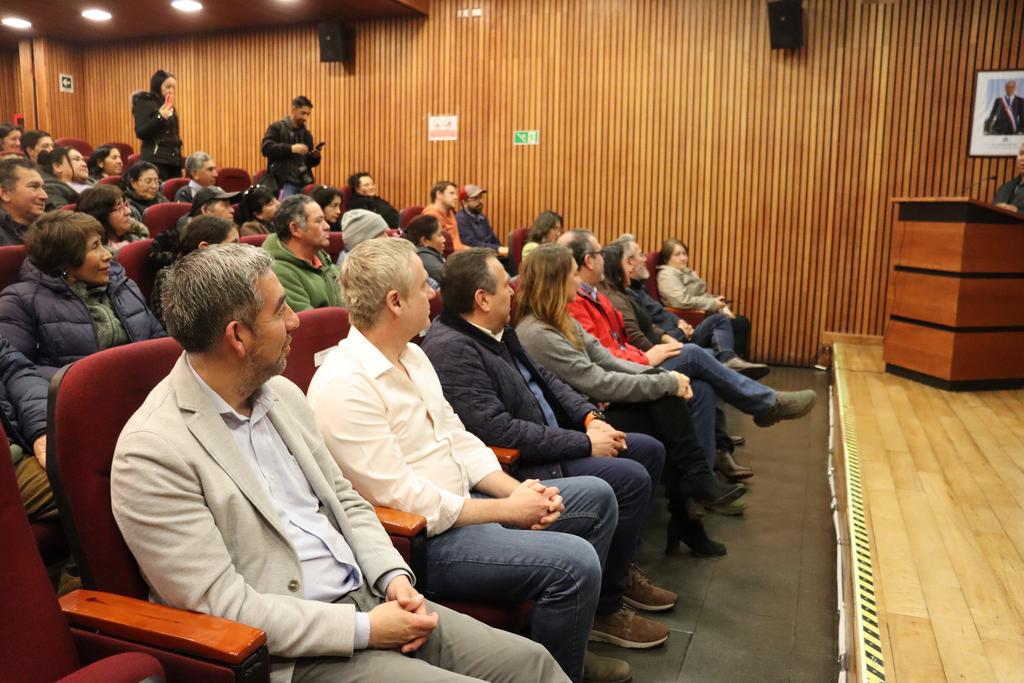 Agricultores recibiendo bonos de riego de la CNR y CONADI en la provincia de Cautín