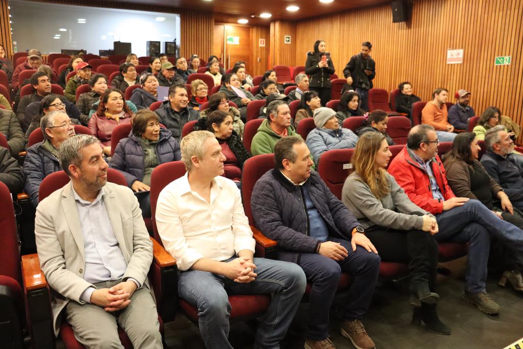 Agricultores recibiendo bonos de riego de la CNR y CONADI en la provincia de Cautín
