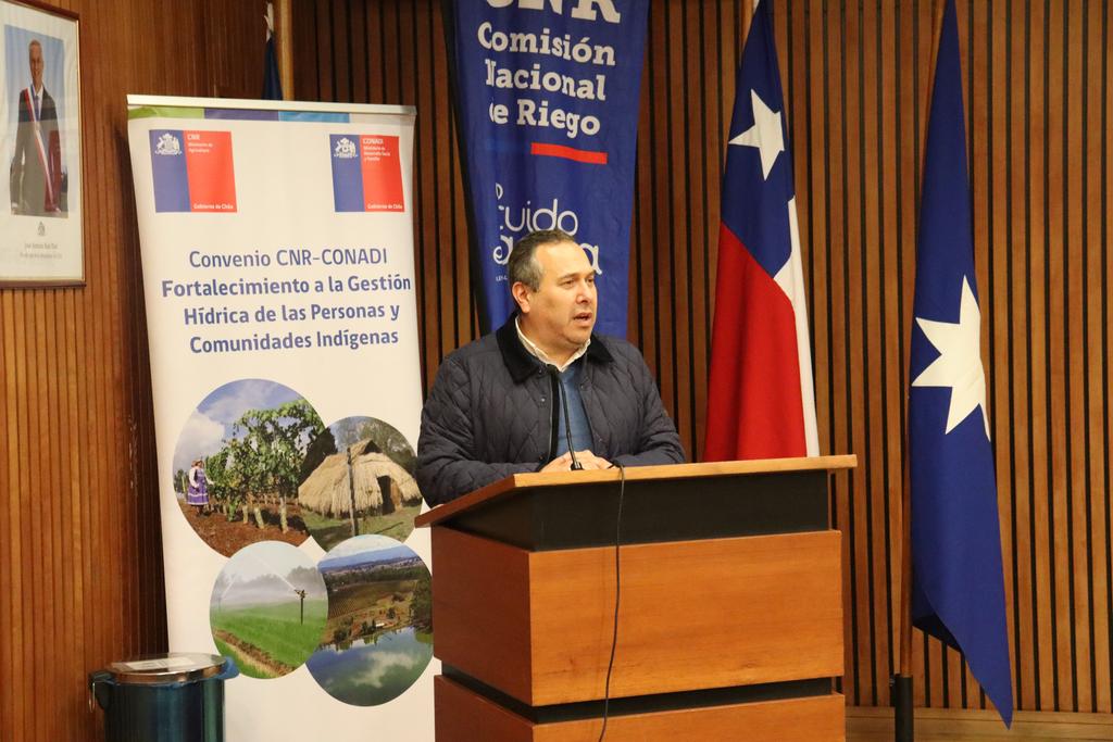 Agricultores recibiendo bonos de riego de la CNR y CONADI en la provincia de Cautín