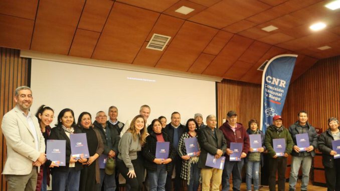 Agricultores recibiendo bonos de riego de la CNR y CONADI en la provincia de Cautín