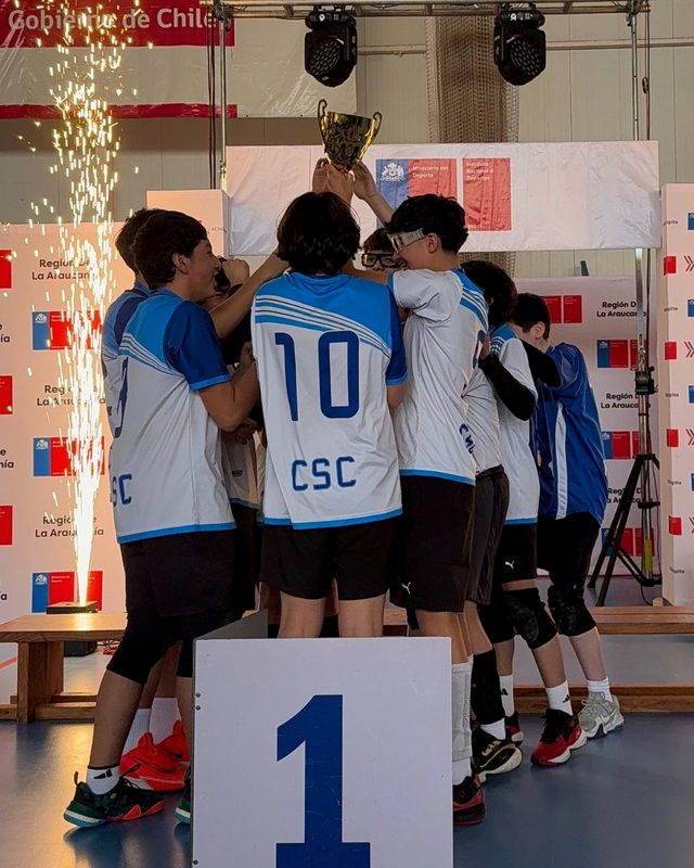 Equipos de voleibol del Colegio Santa Cruz celebrando su triunfo en la final regional
