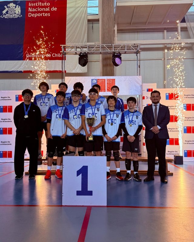 Equipos de voleibol del Colegio Santa Cruz celebrando su triunfo en la final regional