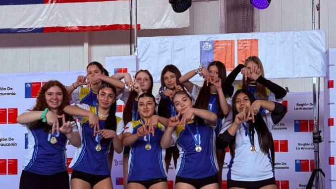 Equipos de voleibol del Colegio Santa Cruz celebrando su triunfo en la final regional