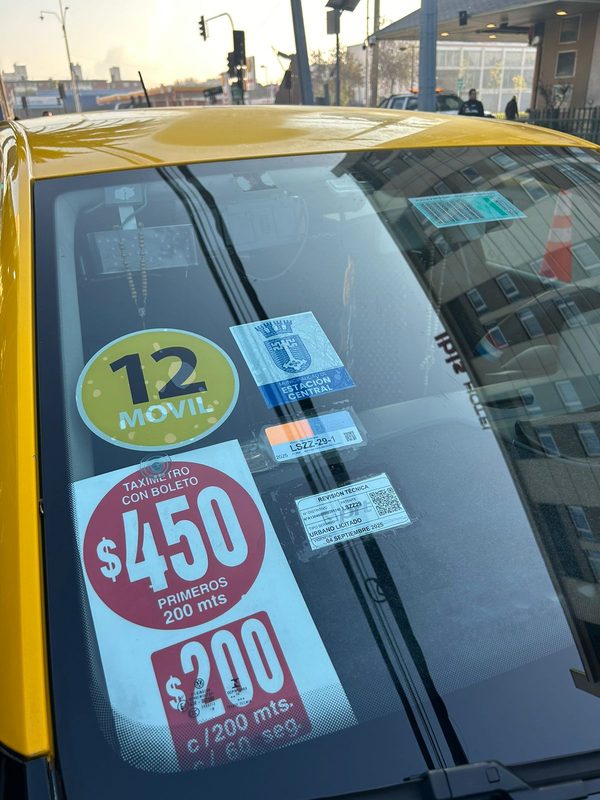 Dispositivo o etiqueta de Tercera Placa Patente escaneada con celular para verificar autenticidad de permiso de circulación.