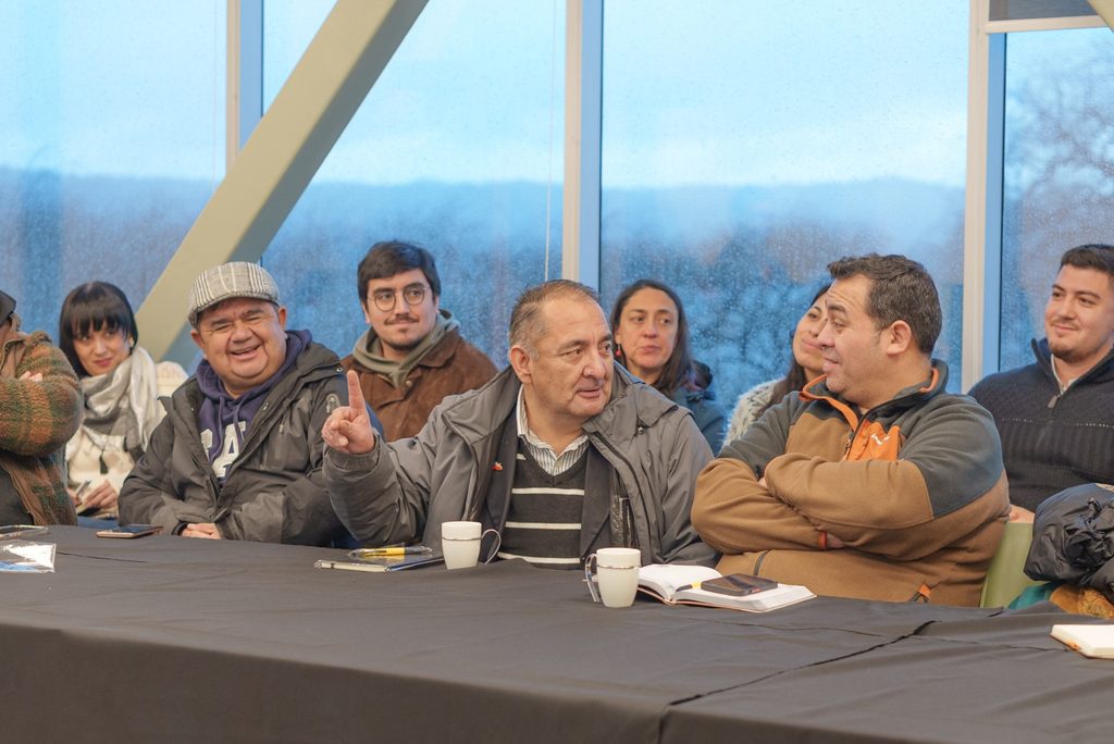 Participantes del Tercer Encuentro de Medios de Comunicación Locales en Duoc UC Villarrica dialogando sobre periodismo regional.