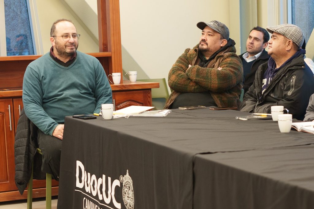 Participantes del Tercer Encuentro de Medios de Comunicación Locales en Duoc UC Villarrica dialogando sobre periodismo regional.