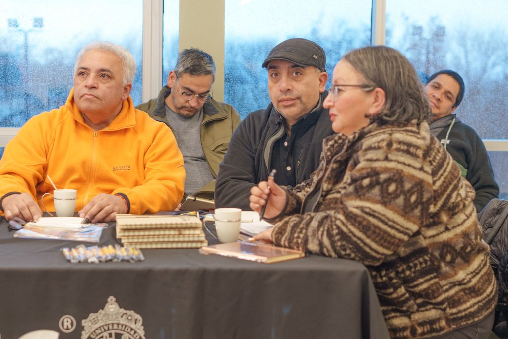 Participantes del Tercer Encuentro de Medios de Comunicación Locales en Duoc UC Villarrica dialogando sobre periodismo regional.