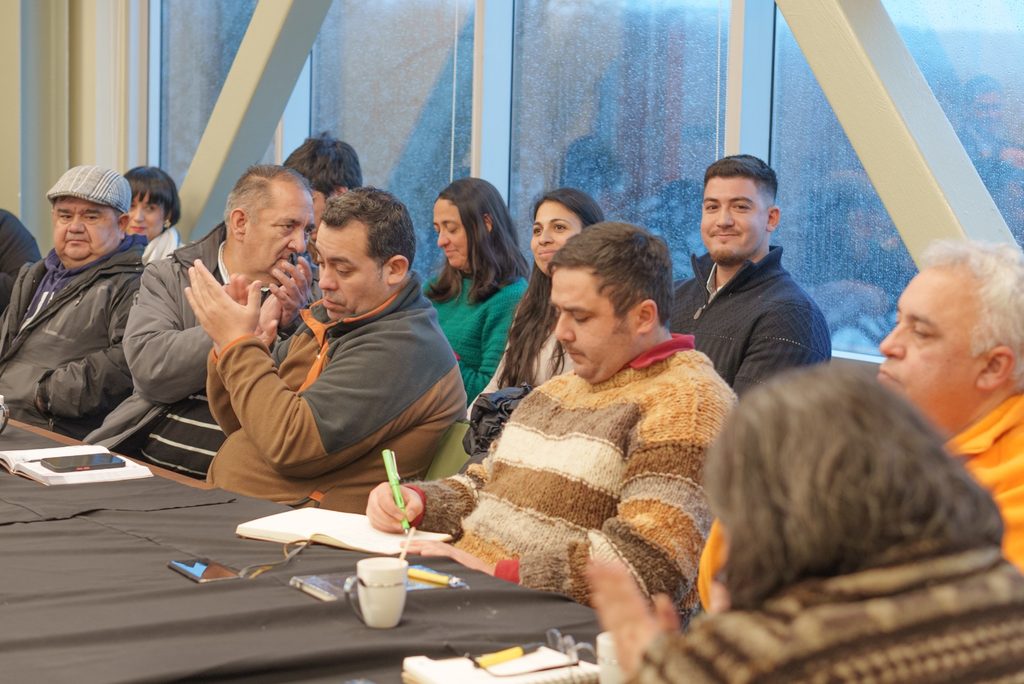Participantes del Tercer Encuentro de Medios de Comunicación Locales en Duoc UC Villarrica dialogando sobre periodismo regional.