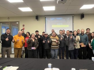 Participantes del Tercer Encuentro de Medios de Comunicación Locales en Duoc UC Villarrica dialogando sobre periodismo regional.