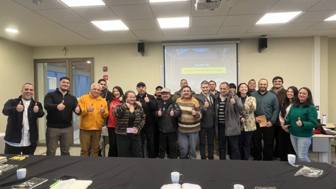 Participantes del Tercer Encuentro de Medios de Comunicación Locales en Duoc UC Villarrica dialogando sobre periodismo regional.