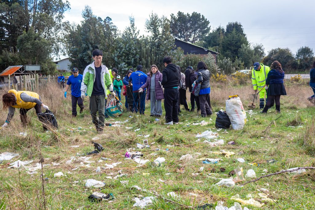 Vecinos de la comunidad de Huente participando en una jornada de plantación de árboles nativos y limpieza de espacios