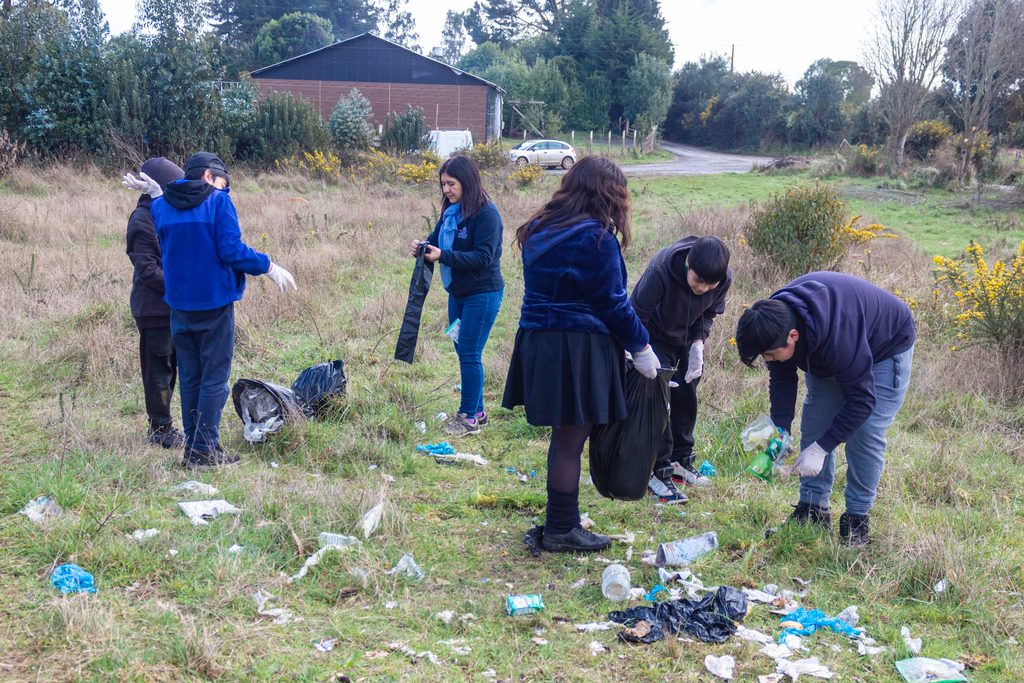 Vecinos de la comunidad de Huente participando en una jornada de plantación de árboles nativos y limpieza de espacios
