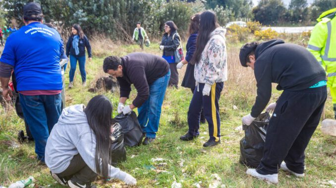 Vecinos de la comunidad de Huente participando en una jornada de plantación de árboles nativos y limpieza de espacios