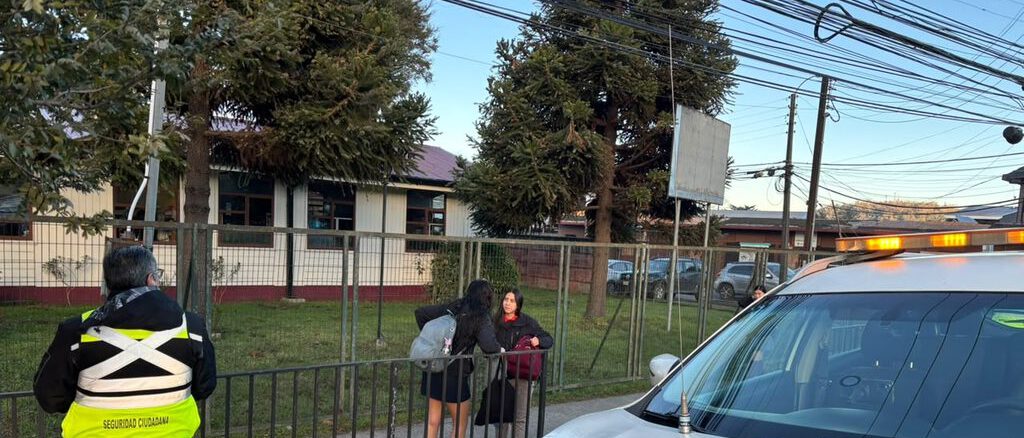 Inspectores municipales controlando el flujo vehicular frente a un colegio en Pucón