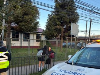 Inspectores municipales controlando el flujo vehicular frente a un colegio en Pucón