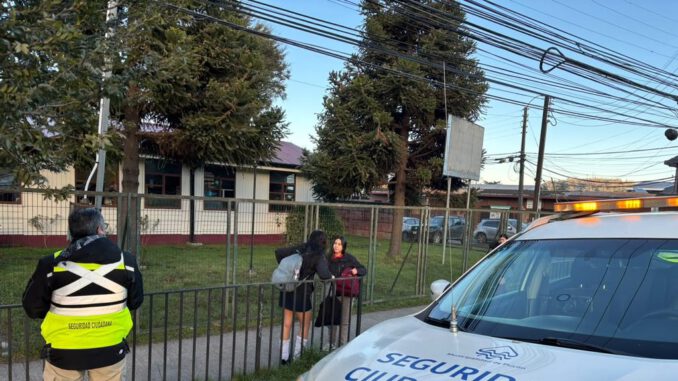 Inspectores municipales controlando el flujo vehicular frente a un colegio en Pucón