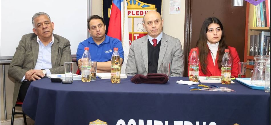Representantes de la comunidad educativa y autoridades en reunión por la reposición del Complejo Educacional de Collipulli