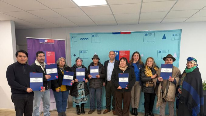 Ceremonia de entrega de certificados de aplicabilidad de tierras mapuches en la sede de CONADI en Temuco