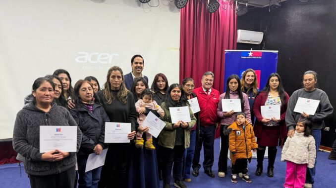 Ceremonia de entrega de certificados de CONADI a mujeres emprendedoras mapuche en la provincia de Malleco