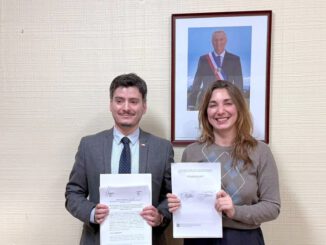 Autoridades de CONADI y Bienes Nacionales firmando convenio de regularización de tierras para familias mapuche en La Araucanía