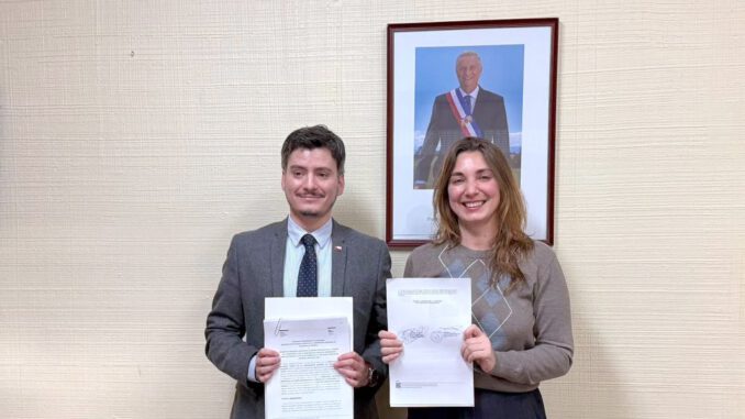 Autoridades de CONADI y Bienes Nacionales firmando convenio de regularización de tierras para familias mapuche en La Araucanía