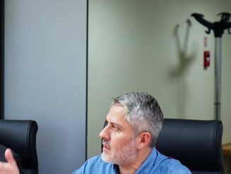 Consejero regional Eduardo Hernández analizando el presupuesto para emergencias climáticas en La Araucanía.