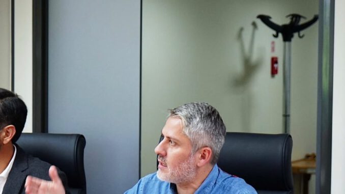 Consejero regional Eduardo Hernández analizando el presupuesto para emergencias climáticas en La Araucanía.