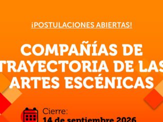 Artistas en el escenario representando una obra de artes escénicas