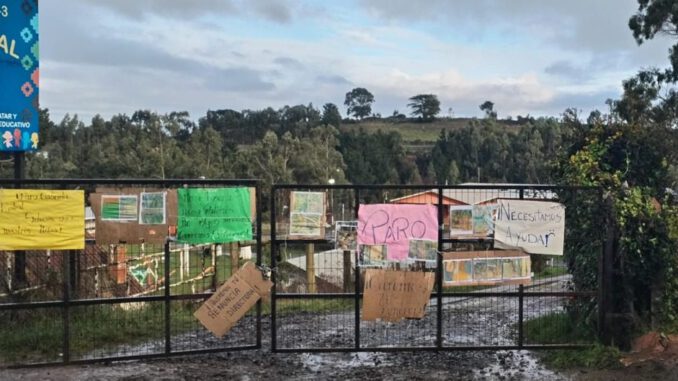 Fachada de la Escuela Gabriela Mistral en la comuna de Saavedra