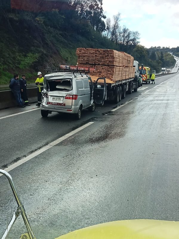 Personal de emergencia atendiendo accidente múltiple en la Ruta 5 Sur en Collipulli