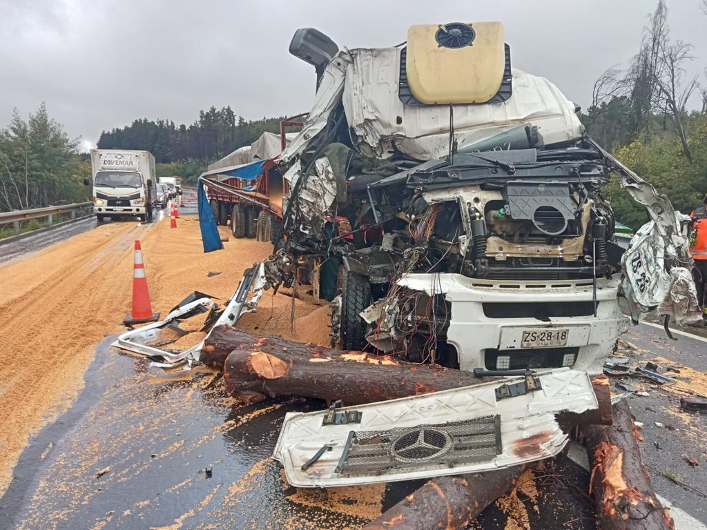 Personal de emergencia atendiendo accidente múltiple en la Ruta 5 Sur en Collipulli