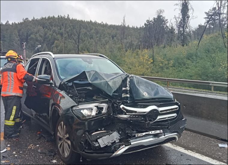 Personal de emergencia atendiendo accidente múltiple en la Ruta 5 Sur en Collipulli