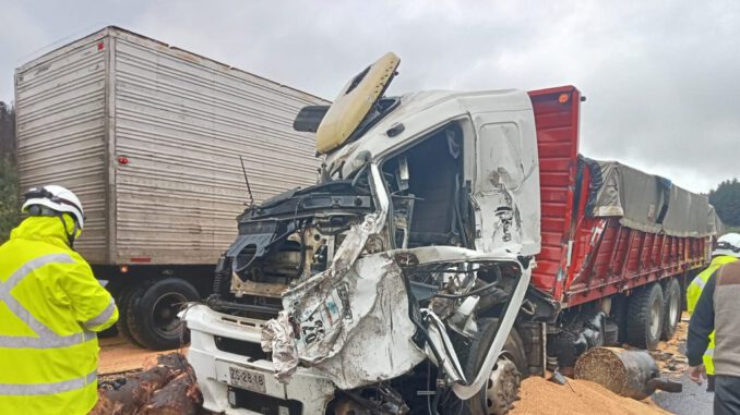 Personal de emergencia atendiendo accidente múltiple en la Ruta 5 Sur en Collipulli