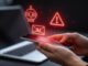 Persona preocupada revisando su celular ante riesgo de estafas digitales con inteligencia artificial