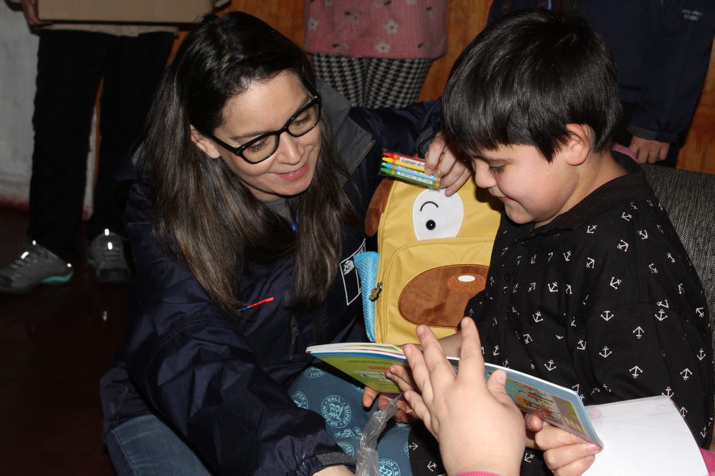 Funcionarios de Desarrollo Social entregando kits de ayuda a familias afectadas por el sistema frontal en Angol