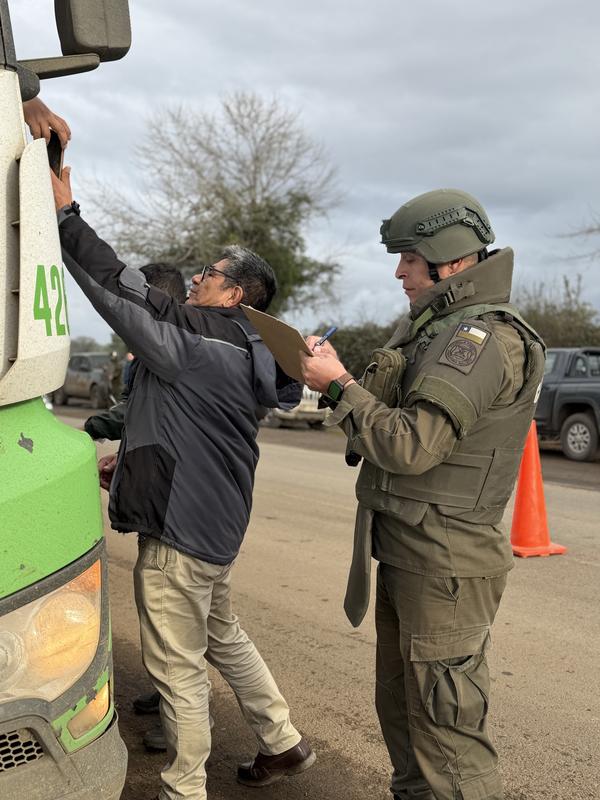 Personal de Carabineros y autoridades realizando control vehicular a camiones de carga forestal en la provincia de Malleco